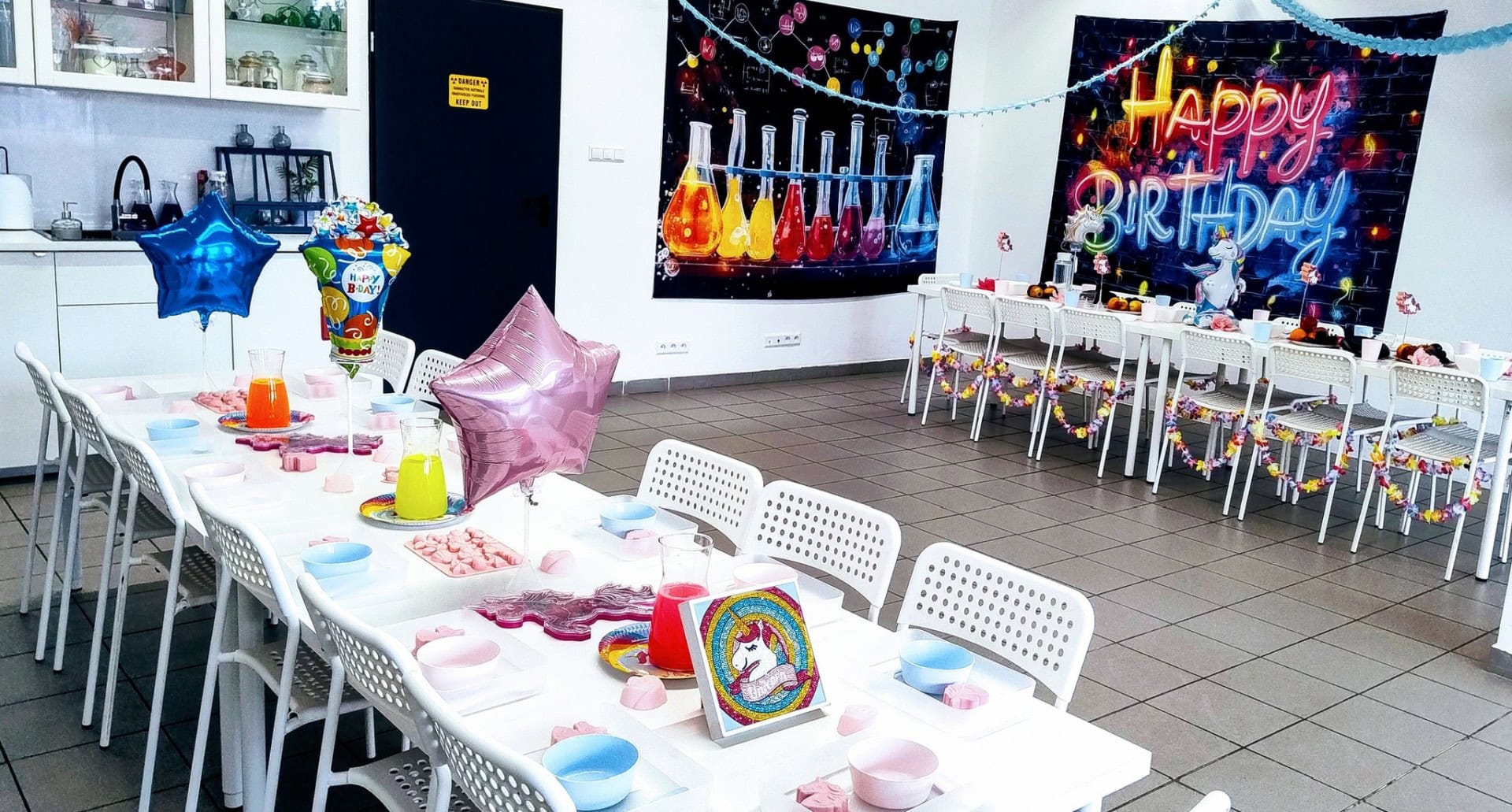 Balony na urodziny w stylu jednorożca i dekoracje na urodziny, przyjęcie dla dzieci, aranżacja imprezy urodzinowej w salonie, nowoczesny wystrój z neonowym napisem Happy Birthday oraz dekoracjami z balonów i kwiatów.