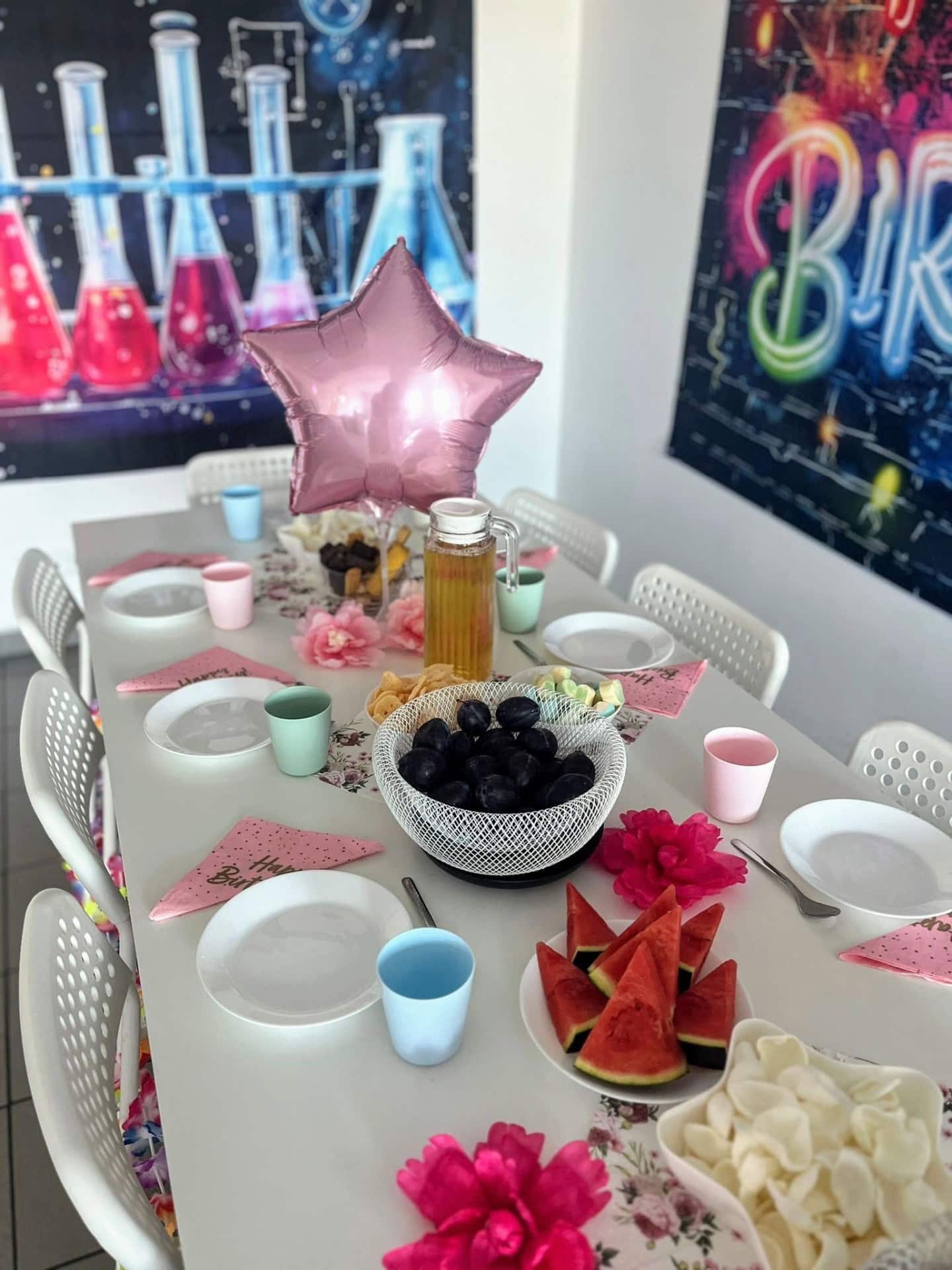 Kolorowe przyjęcie urodzinowe z dekoracjami, balonami i smakołykami, idealne na dziecięce imprezy, ze świeczkami, owocami i słodyczami dla gości.