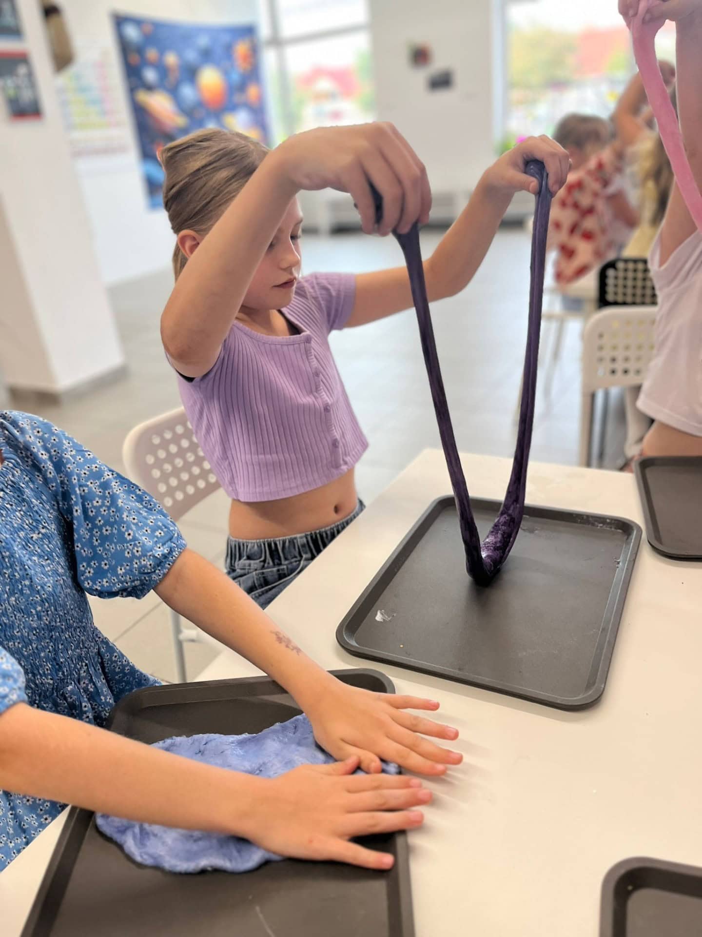 Kolorowa tęczowa masa plastyczna do tworzenia kreatywnych projektów, dzieci w przedszkolu eksperymentują z formowaniem i modelowaniem, rozwijając zdolności manualne i wyobraźnię.