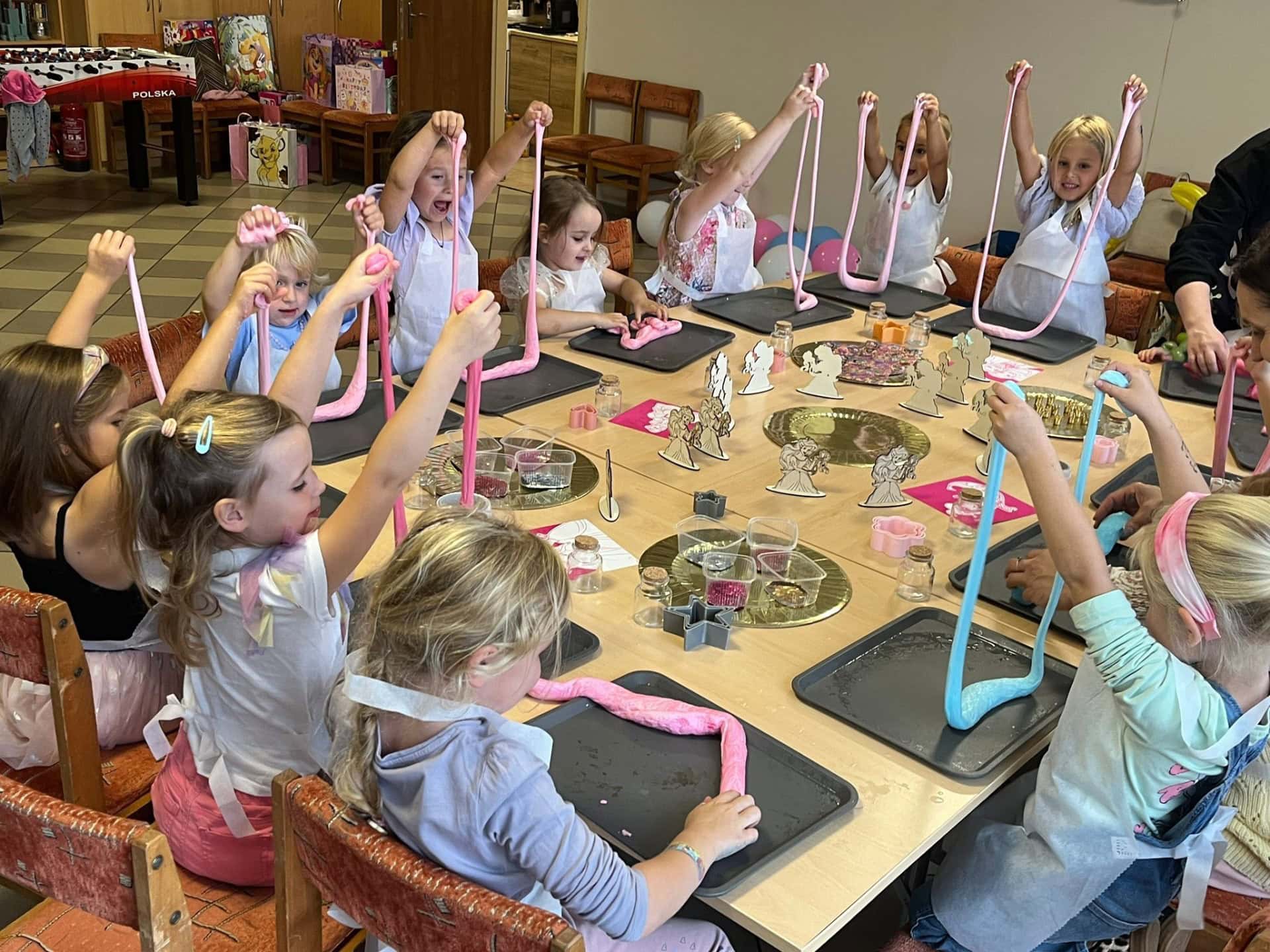 Kolorowe masy plastyczne i figurki w trakcie tworzenia na warsztatach dla dzieci w WITTLAB, inspirowane rękodziełem i kreatywną zabawą, idealne do rozwijania wyobraźni i zdolności manualnych dzieci.