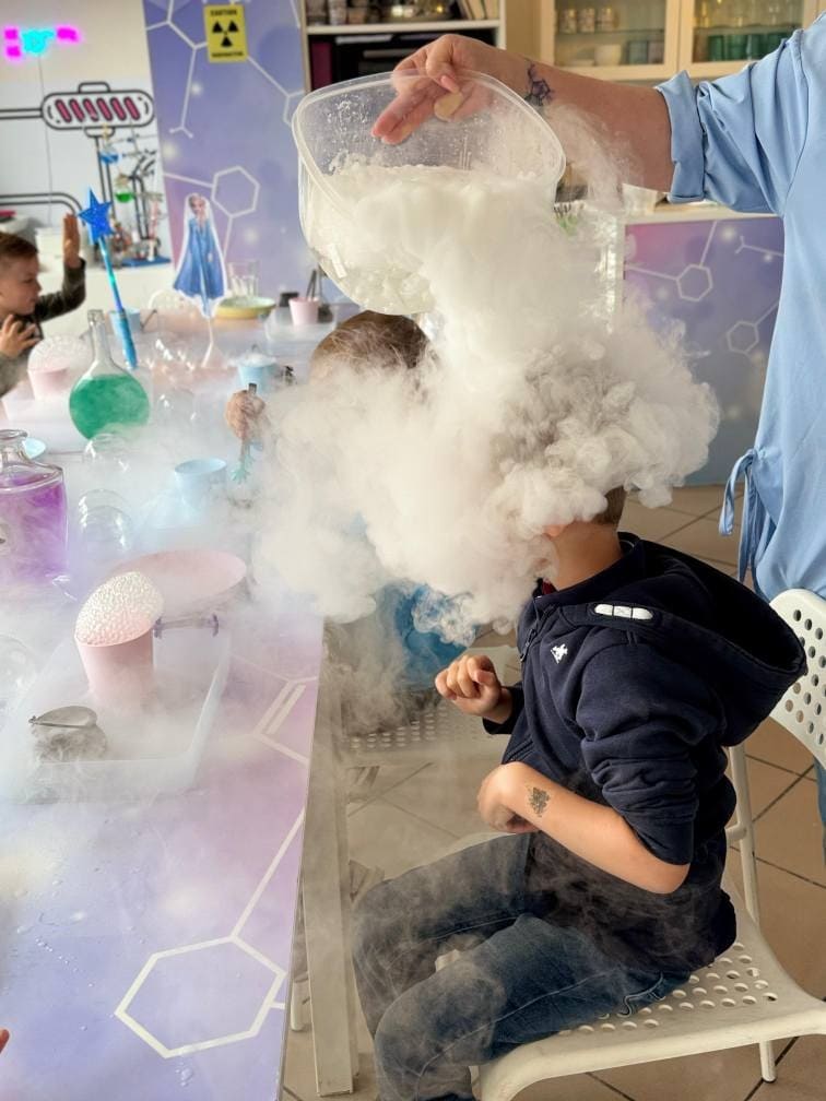 Eksperyment chemiczny z dymem suchym lodem, zajęcia edukacyjne dla dzieci, warsztaty naukowe, eksploracja chemii w przystępny sposób, Warszawa, kreatywne nauki dla młodzieży, nauka przez zabawę, inspirujące eksperymenty, naukowe doświadczenia dla dzieci, Wittlab, STEM dla najmłodszych.