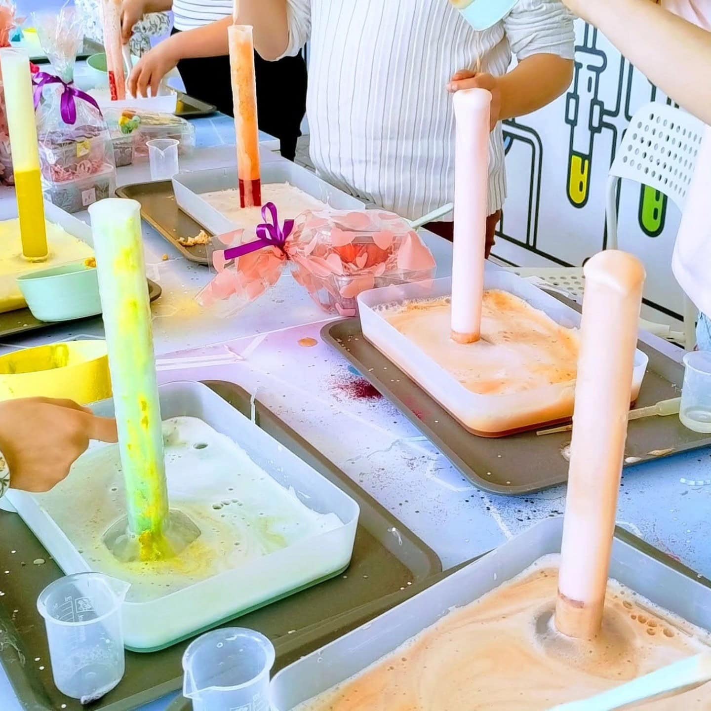 Kolorowe eksperymenty z suchą krzemionką w warsztatach edukacyjnych dla dzieci, kreatywne zajęcia z wykorzystaniem pianki i barwników w specjalistycznym laboratorium.