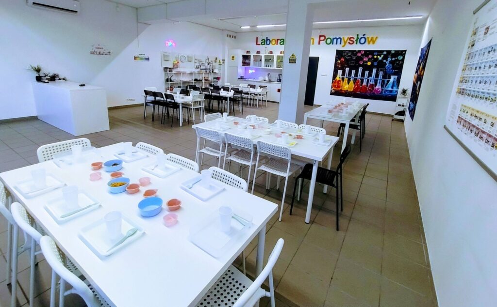 Laboratorium doświadczeń w centrum nauki i edukacji Wittlab, idealne miejsce do nauki poprzez eksperymenty chemiczne i naukowe. Przygotowane stoliki z akcesoriami do różnych doświadczeń naukowych.