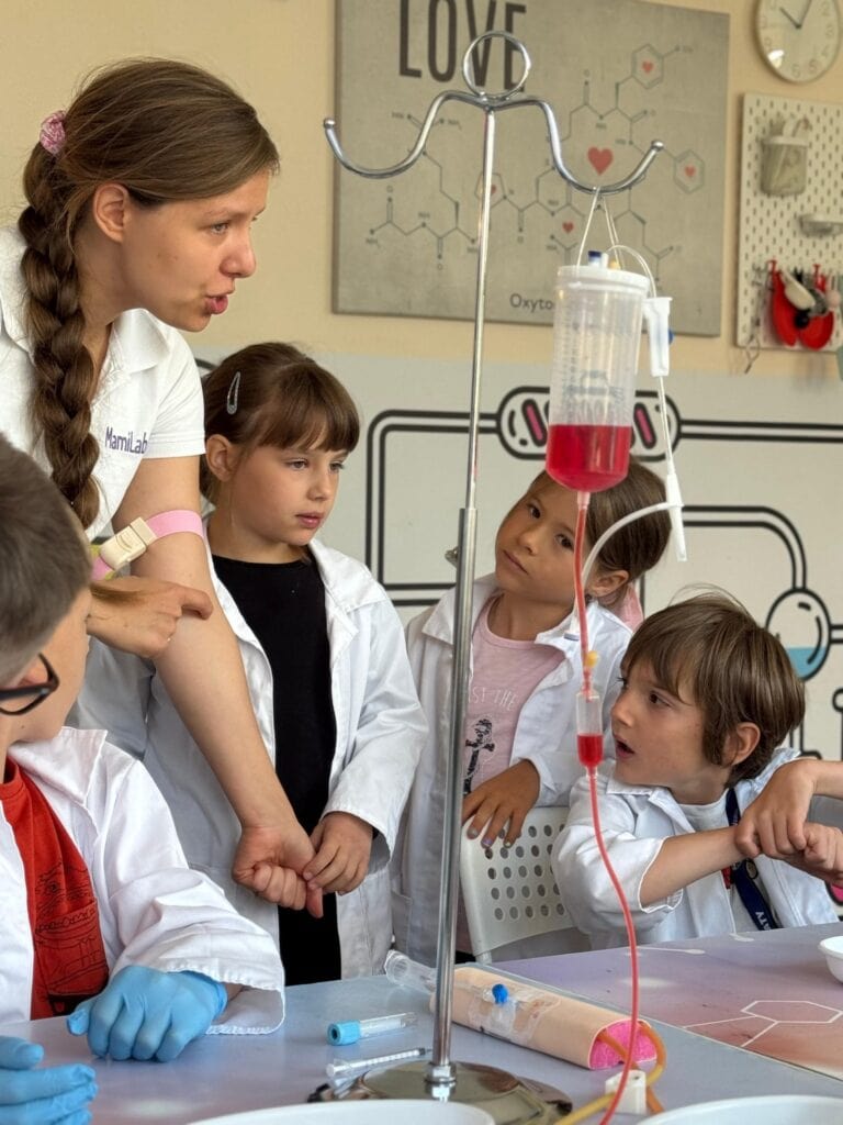 Ruchoma nauka o chemii dla dzieci, edukacja w laboratorium, dzieci biorące udział w warsztatach chemicznych, eksperymenty naukowe w przedszkolu, edukacja STEM dla najmłodszych.