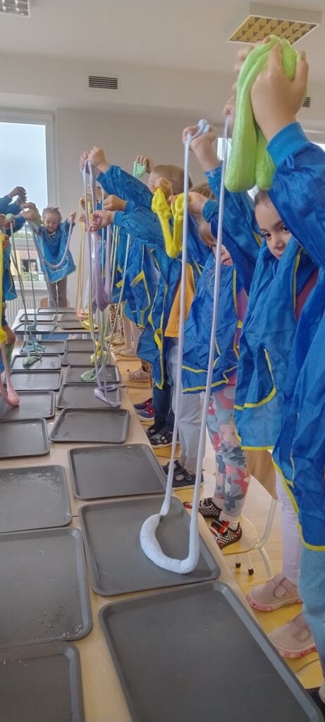 Sznur do lepienia masy plastycznej w obecności dzieci, warsztaty kreatywne dla dzieci, zajęcia edukacyjne, nauka formowania masy, rozwijanie zdolności manualnych, edukacja plastyczna, wzmacnianie kreatywności dzieci.