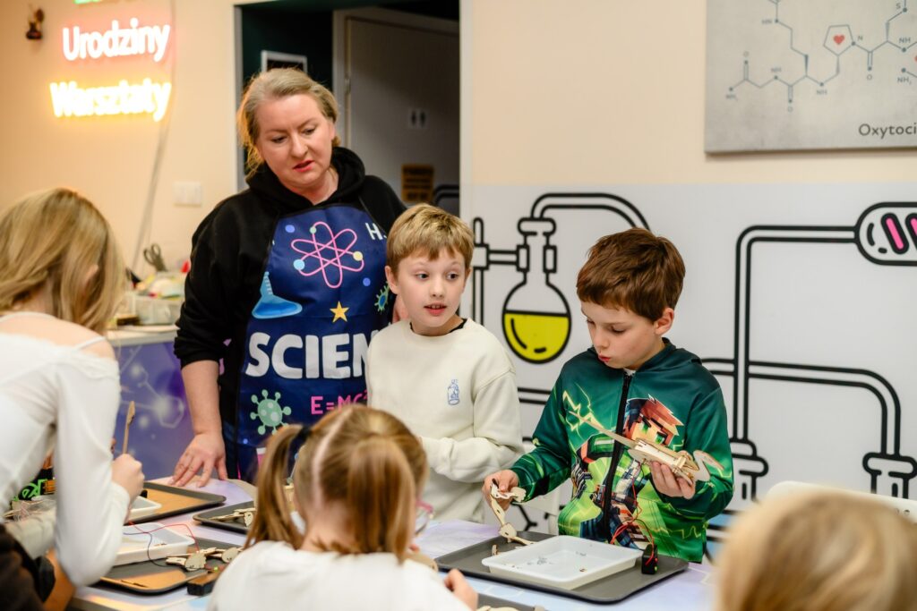 Nowoczesna edukacja naukowa dla dzieci w Wittlab, warsztaty STEM, wyobraźnia i kreatywność, nauka przez zabawę, eksperymenty chemiczne, technologia dla najmłodszych, rozwijanie umiejętności naukowych, inspirujące zajęcia dla dzieci, nauka dla dzieci, futurystyczne warsztaty edukacyjne.