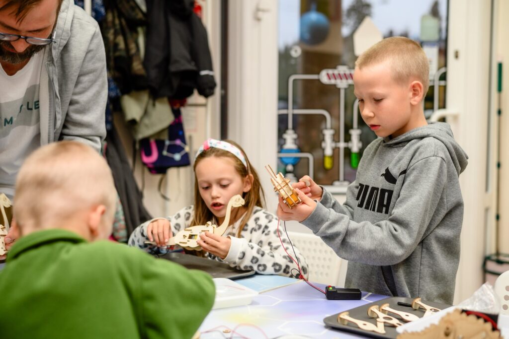 Inżynieria dziecięca, warsztaty konstrukcyjne, edukacja STEM, zabawy edukacyjne, dzieci tworzące roboty z drewna, nauka programowania, kreatywne zajęcia dla dzieci, rozwój umiejętności technicznych, Wittlab, warsztaty dla dzieci i nauczycieli.