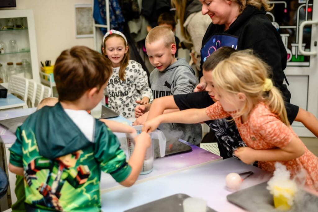 Eksperymenty naukowe z dziećmi w warsztatach edukacyjnych organizowanych przez Wittlab. Zabawy naukowe, edukacja i rozwijanie ciekawości w przyjaznej atmosferze.