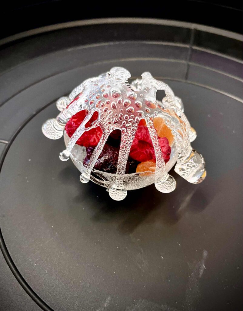 Zabawa z ciekłym azotem i dżemem w szklanej dekoracji, tworząc efektowną instalację kulinarną i wizualną, idealną do zdjęć na stronie internetowej marki Wittlab.