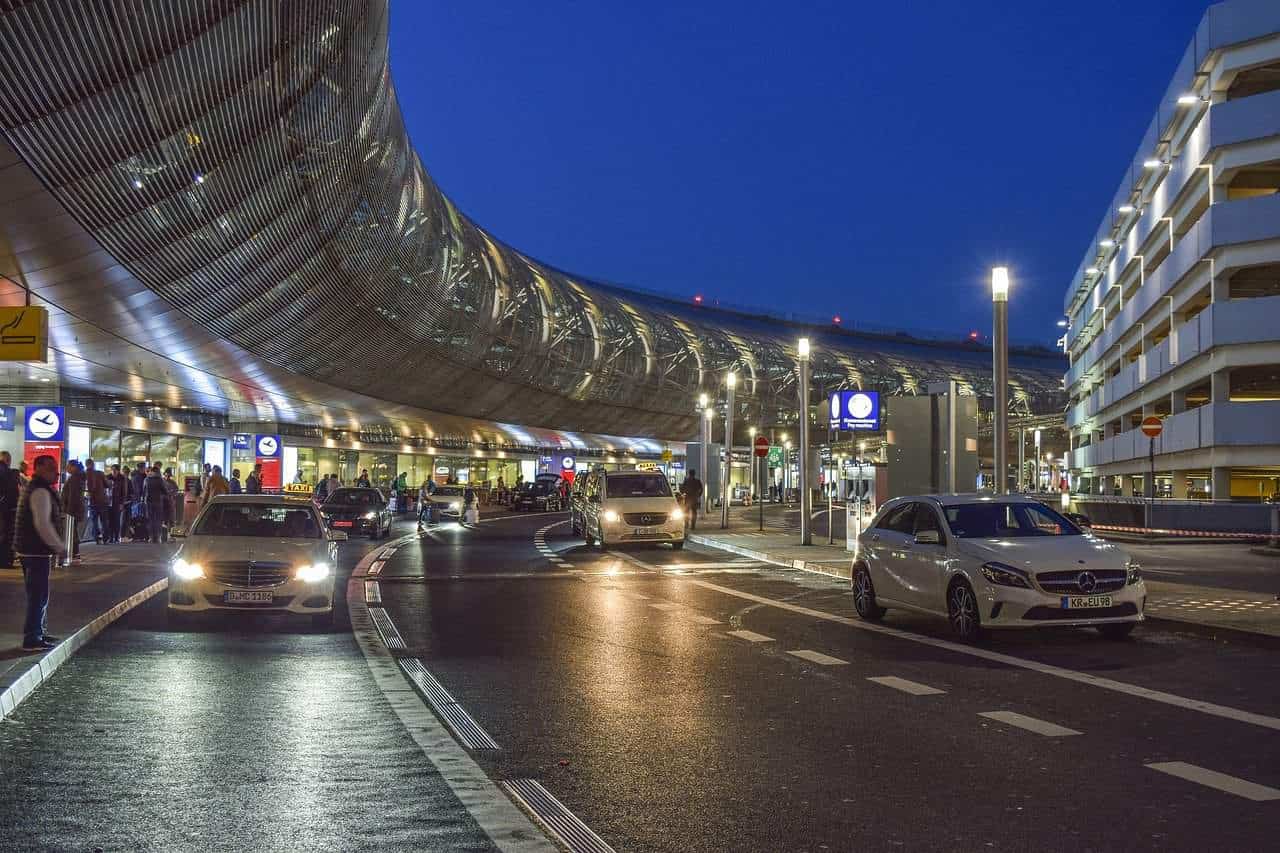 The Benefits of Booking Your Airport Travel With Woking Taxi