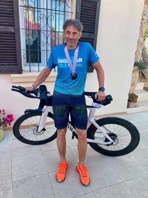 Mann mit Fahrrad und Medaille vor Haus in Werl.