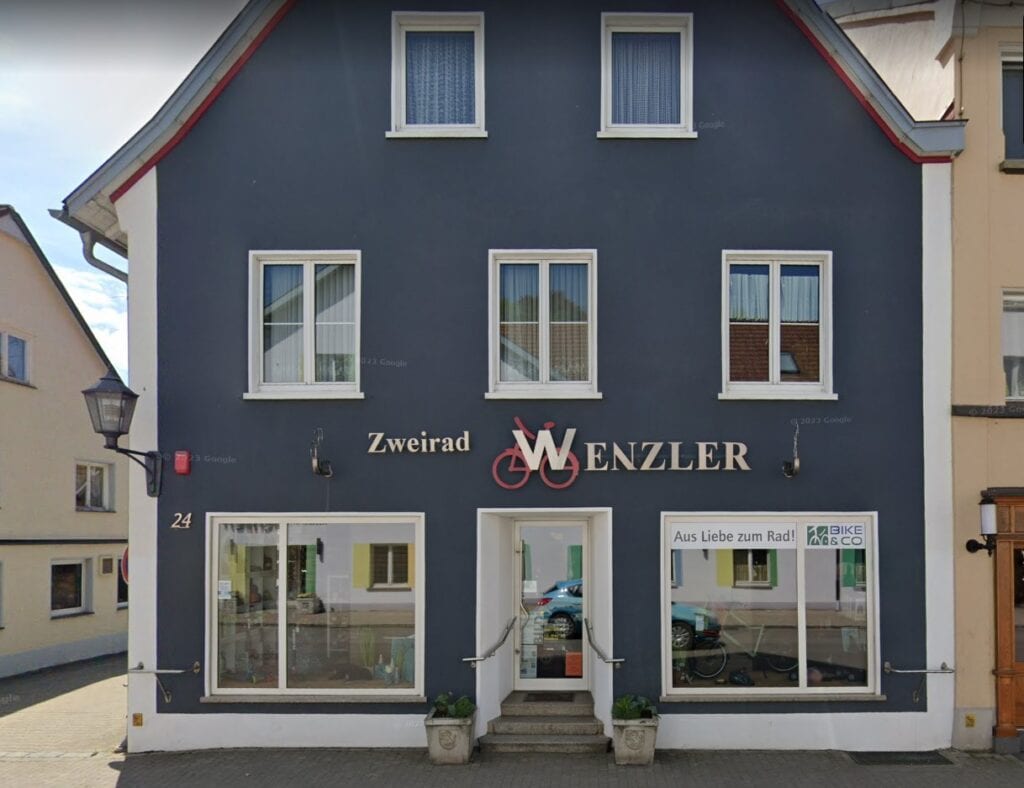 Fahrradgeschäft Zweirad Wenzler in Kißlegg mit Fahrradlogo.