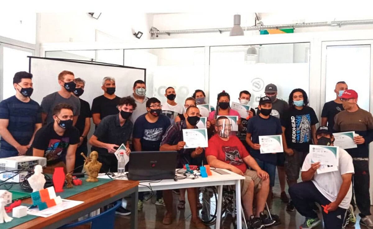 Estudiantes y profesionales en formación participando en taller de impresión 3D de Casa Bureu Plásticos, promoviendo innovación y tecnología en fabricación digital.
