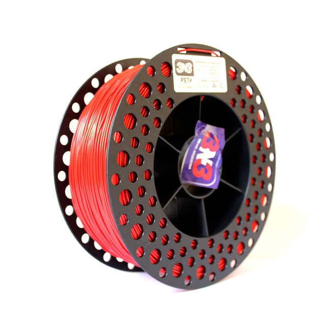 Filamento de plástico PETG para impresión 3D, color rojo, en carrete de alta calidad para modelos resistentes y duraderos.