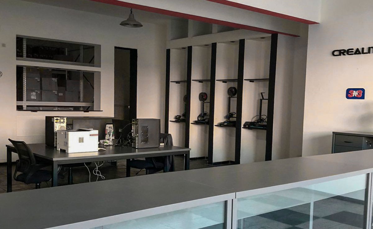 Diseño de interiores con plásticos 3D personalizados, exhibidores y mobiliario en material plástico para oficinas y comercios, con alta calidad y durabilidad.