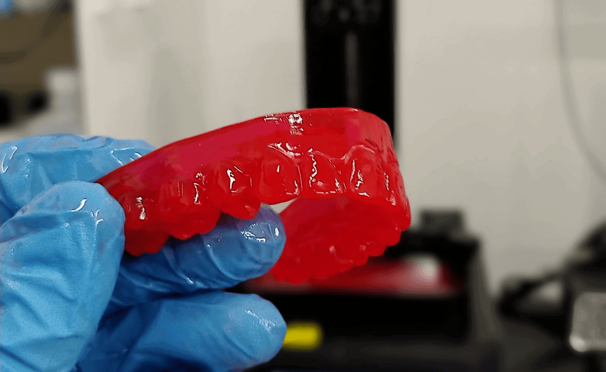 Molde de impresión 3D de alta precisión y durabilidad para prótesis dentales y otros modelos en resina plástica.