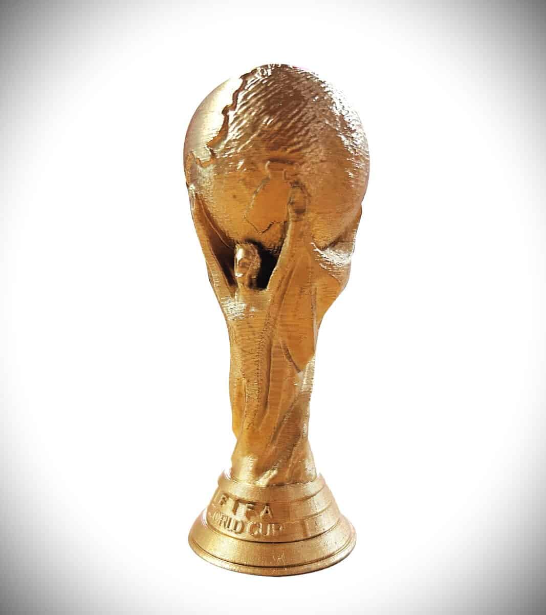 Fondo blanco, Trofeo de la Copa del Mundo en dorado, estilo artístico y atractivo, enfocado en reconocimiento y premios deportivos.