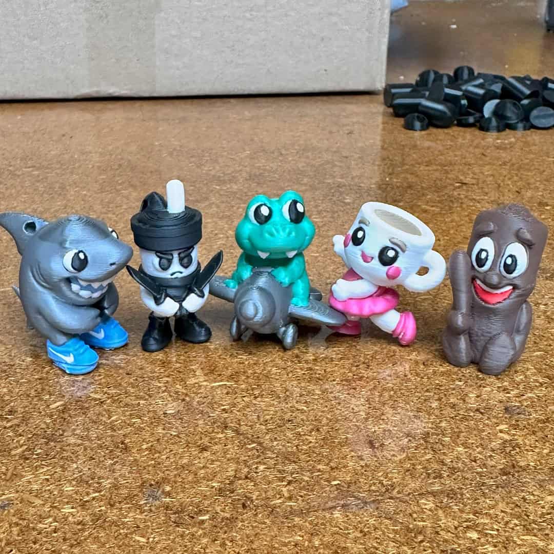 Figuras plásticas de personajes divertidos y coloridos, fabricadas en plástico de alta calidad, ideales para coleccionistas y decoración creativa.