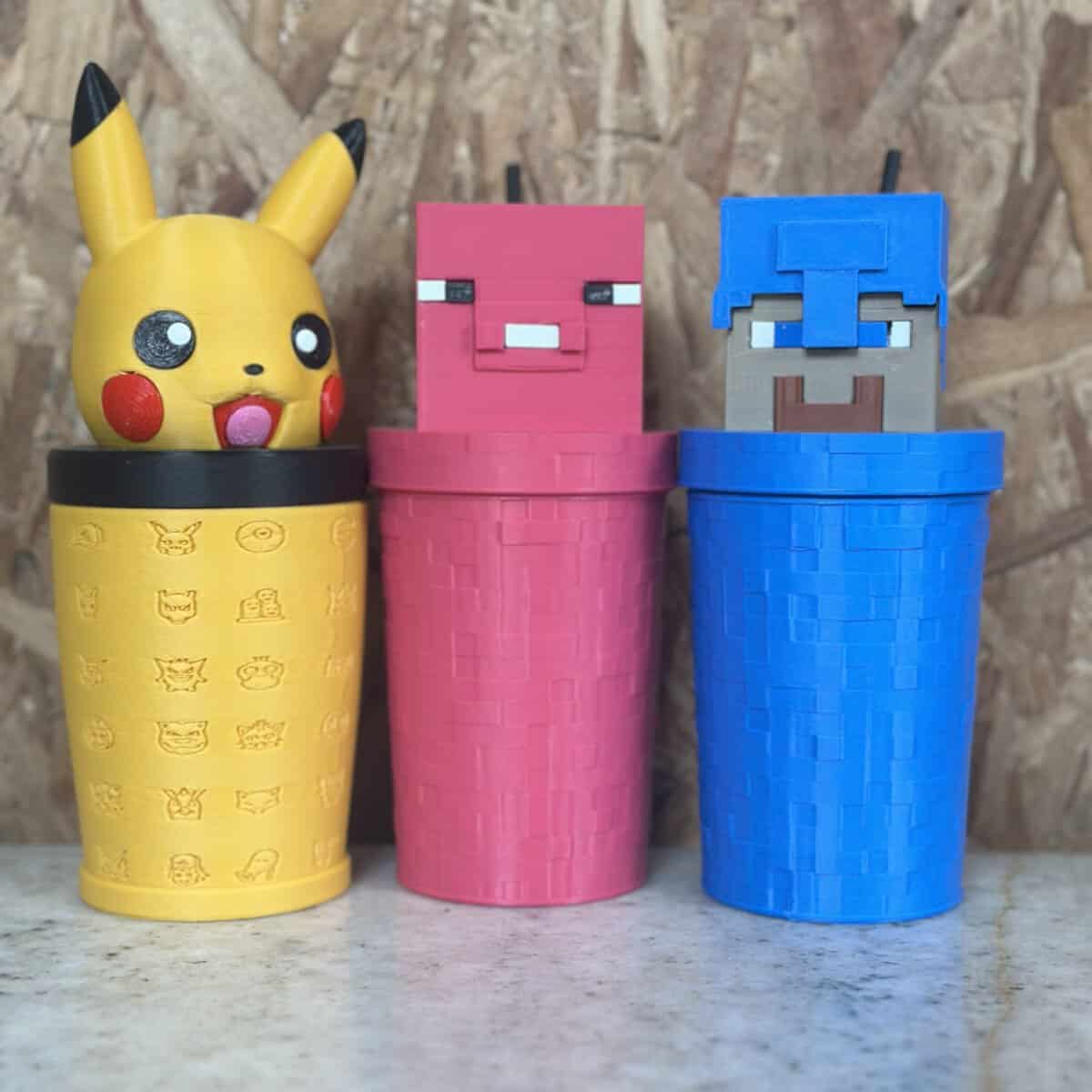 Coloridos organizadores de plástico con temática de Pokémon y bloques de construcción, ideales para almacenamiento y decoración en casa.