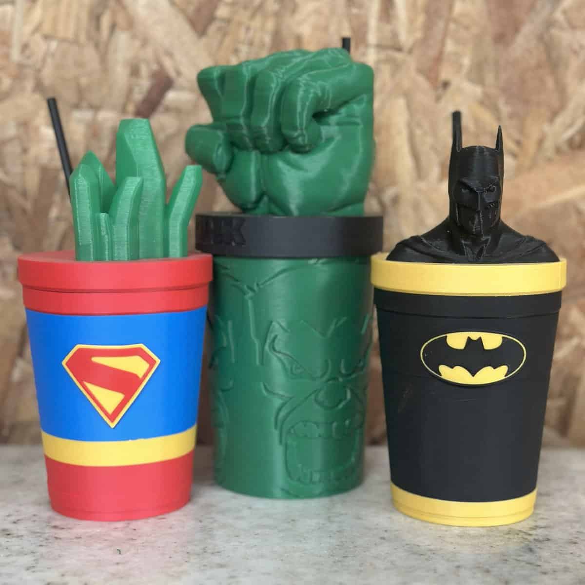 Bote de plástico 3D personalizado con personajes de superhéroes y villanos, ideales para fiestas infantiles, decoraciones temáticas y souvenirs personalizados. Diseño resistente y colorido, exclusivo de 3D Casa Bureu Plásticos.