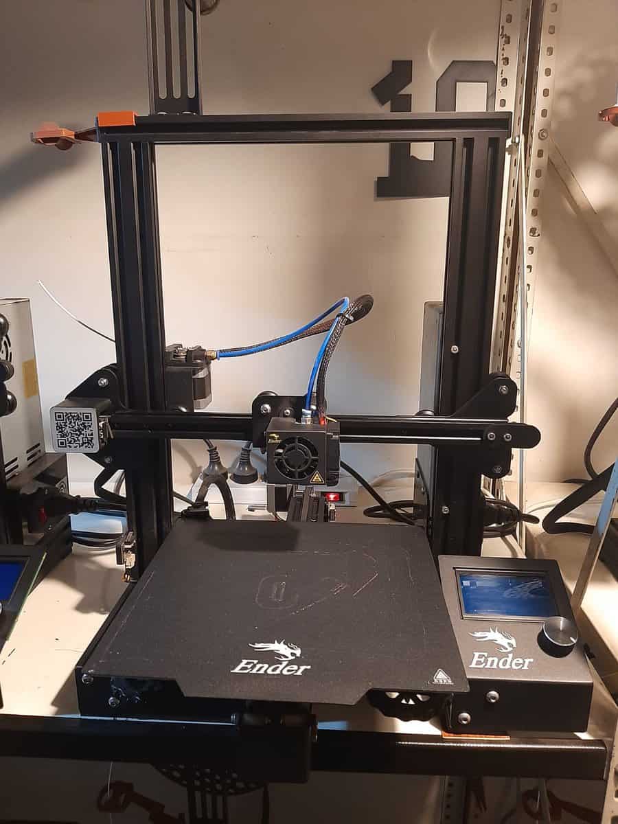 Impresora 3D profesional en proceso de fabricación, ideal para proyectos de prototipado y producción de objetos plásticos personalizados en 3D con tecnología avanzada.