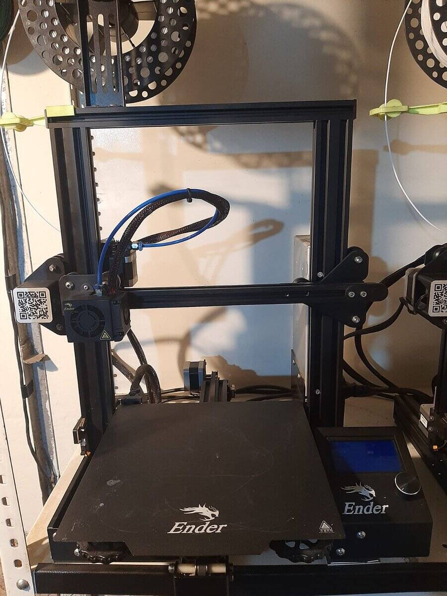 Impresora 3D Casa Bureu Plásticos con estructura metálica y plataforma de impresión, equipada con componentes de alta calidad para fabricación de objetos en plástico. Ideal para proyectos de creación y prototipado.