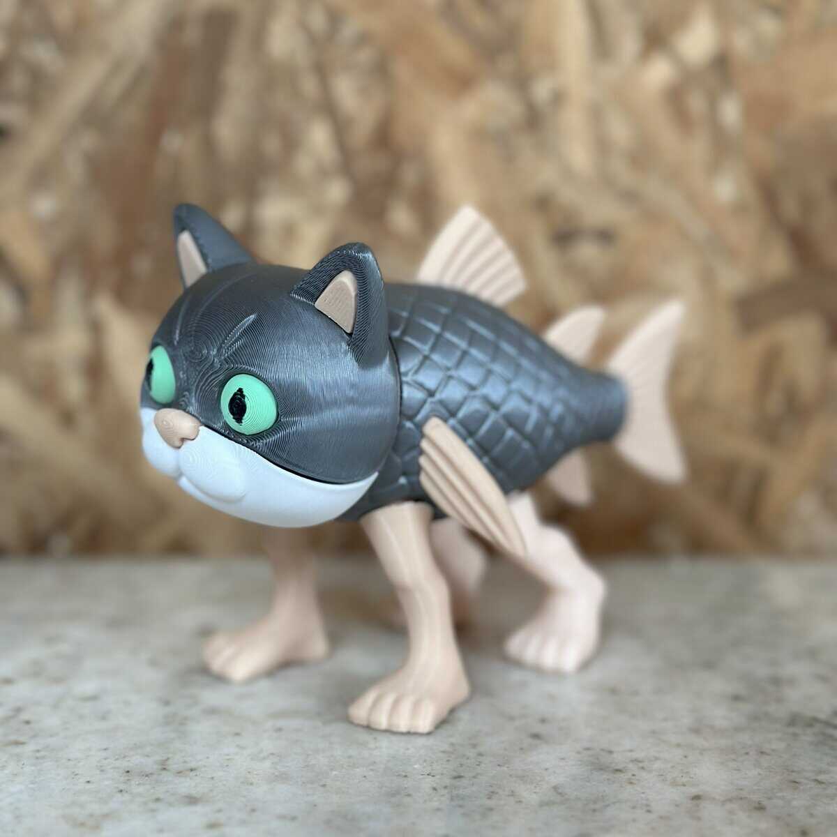 Chimera de plástico con forma de gato y cuerpo de pez fabricada por 3D Casa Bureu Plásticos, ideal para decoración infantil y coleccionismo en Materiales plásticos resistentes.