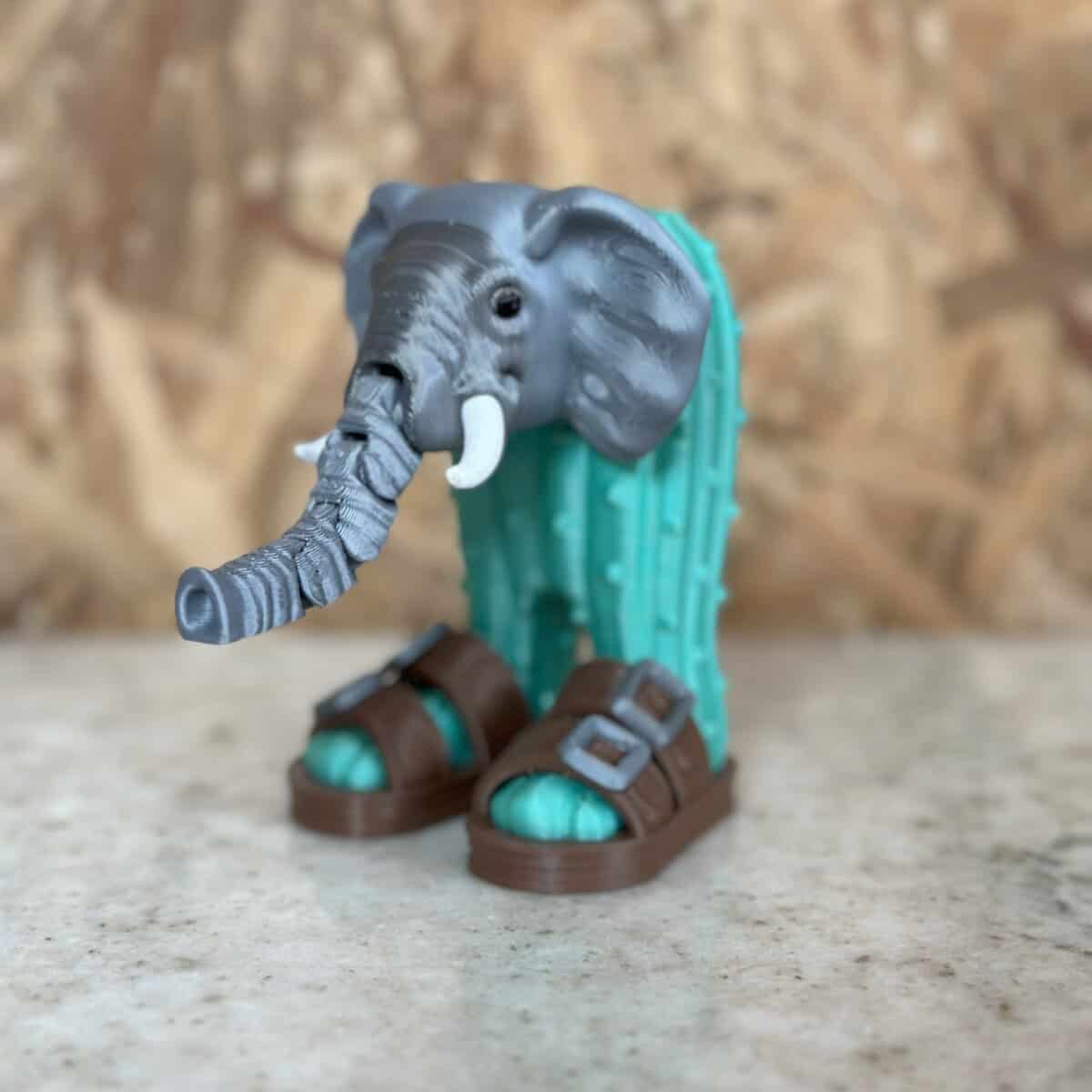 Elefante en miniatura hecho de plástico 3D, con detalles realistas y diseño creativo, ideal para decoraciones y proyectos de impresión 3D en Argentina.