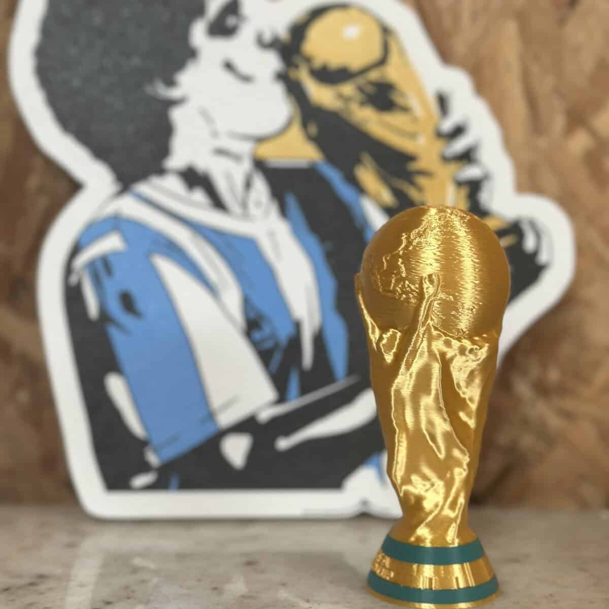 Sticker de estilo pop art de una pareja dando un beso, en colores blanco, negro, azul y beige, inspirado en el arte urbano.