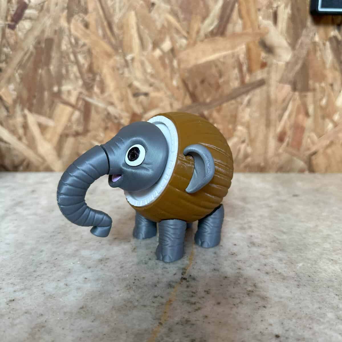 Elefante decorativo de plástico con aspecto de juguete, ideal para decoración y proyectos creativos en casa o en oficinas. Material resistente y de alta calidad, diseñado por 3D Casa Bureu Plásticos.
