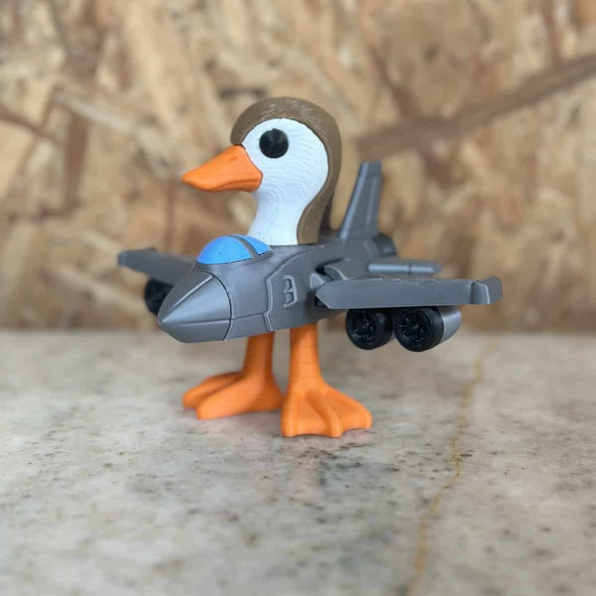 Mochila de pato en avión 3D impresa en plástico de alta calidad, ideal para decoración o coleccionismo, con detalles precisos y acabado profesional. Perfecto para amantes de la decoración innovadora.