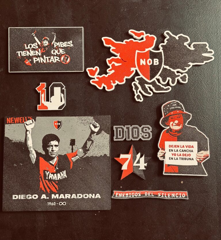 Nuevos adhesivos de silicona con motivos del club de fútbol Newell's Old Boys, en rojo, negro y blanco, incluyendo frases motivadoras y símbolos del equipo.