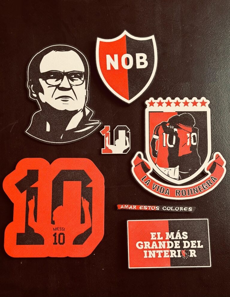 Etiquetas y pegatinas con diseño de estilo deportivo y de fútbol, en colores rojo, negro y blanco, promocionando la marca 3D Casa Bureu Plásticos y productos personalizados.