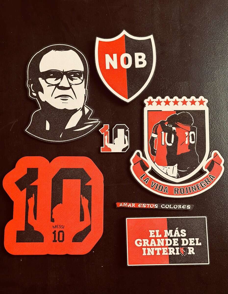 Etiquetas y pegatinas con diseño de estilo deportivo y de fútbol, en colores rojo, negro y blanco, promocionando la marca 3D Casa Bureu Plásticos y productos personalizados.