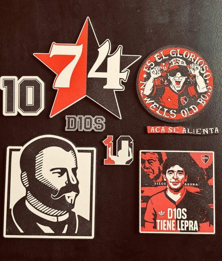 Adhesivos decorativos en 3D de alta calidad, ideales para personalizar espacios con diseños creativos y originales en plástico.