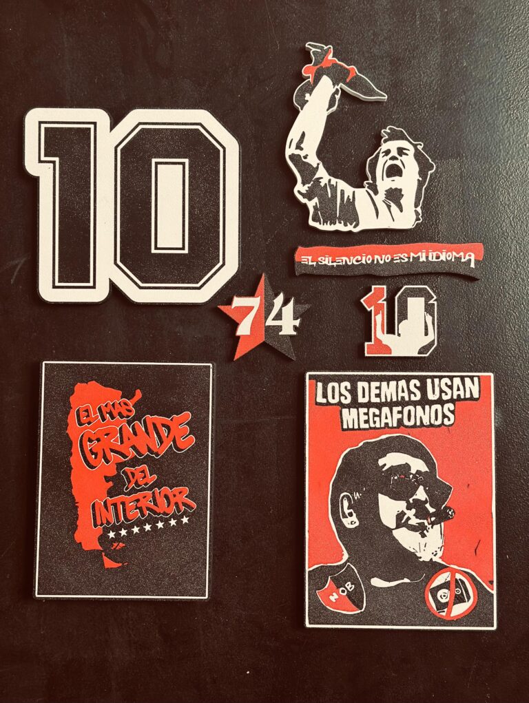 Material de decoración en 3D Casa Bureu Plásticos, con figuras y letras en colores rojo, negro y blanco, ideales para personalizar espacios y paredes, resaltando slogans y diseños impactantes.