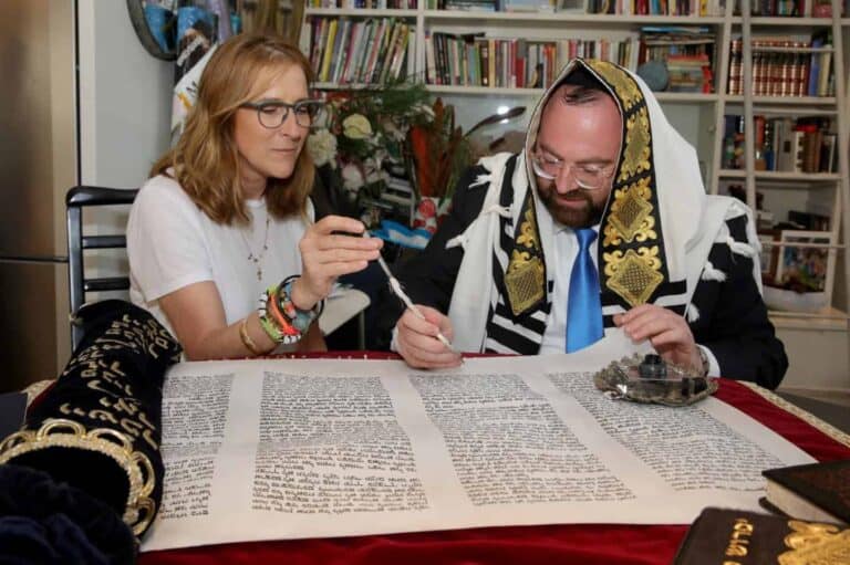 כתיבת ספר תורה עם טלית צמר יוקרתית של המעצבת חנה מנקס