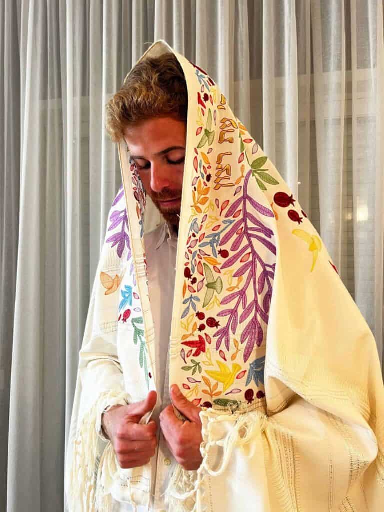 עטרה מפוארת עם עיטורי פרחים בעיצוב אישי וייחודי של המעצבת חנה מנקס