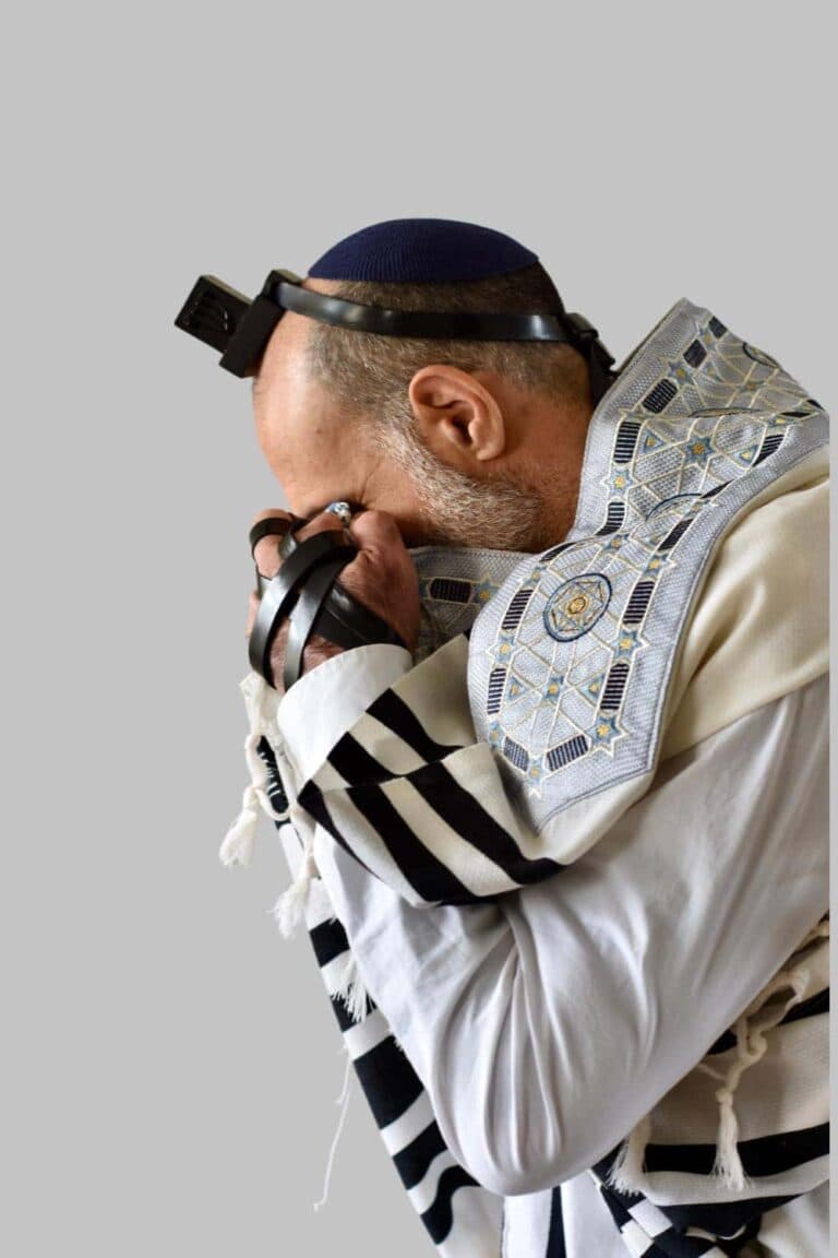 תמונת לקוח עם טלית צמר יוקרתית בעיצוב אישי של המעצבת חנה מנקס