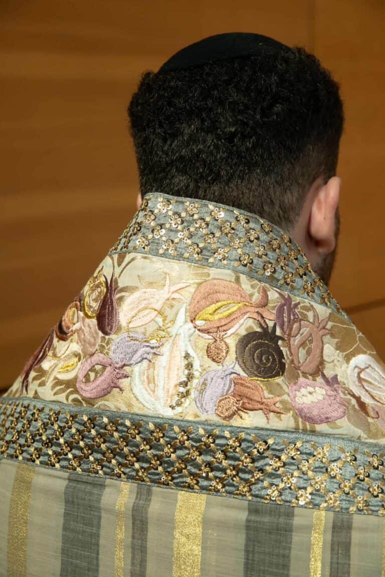 עטרה מפוארת לטלית צמר יוקרתית של המעצבת חנה מנקס
