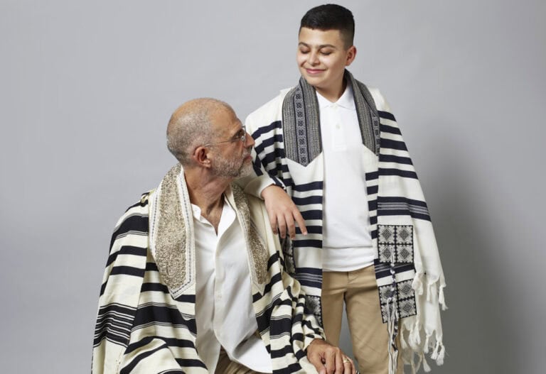 טליתות צמר יוקרתיות ומפוארות לאבא ובן של המעצבת חנה מנקס