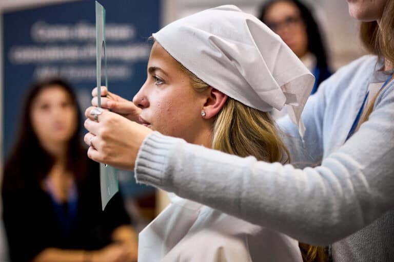 Accademia consulenza immagine bootcamp donna verifichiamo i colori del viso