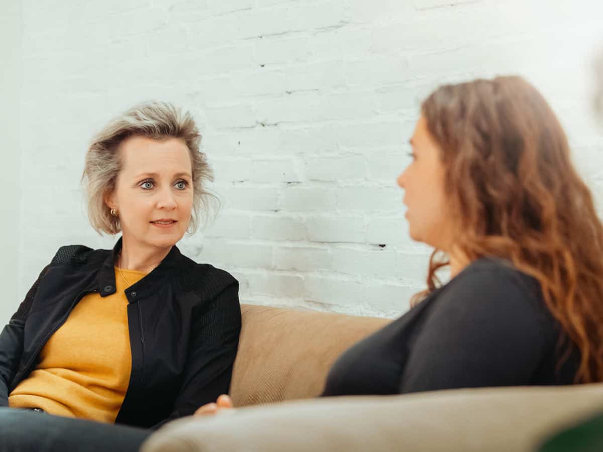 Vitaliteitscoach en medewerker in gesprek.