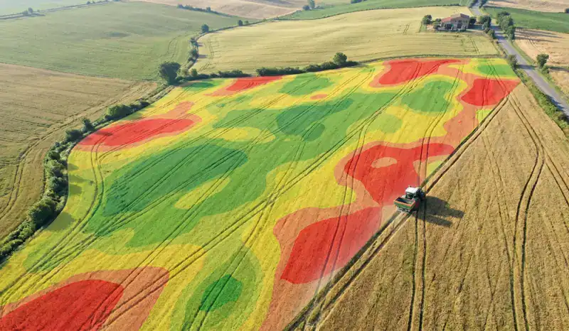 Immagine di mappatura agricoltura con drone e analisi del terreno.