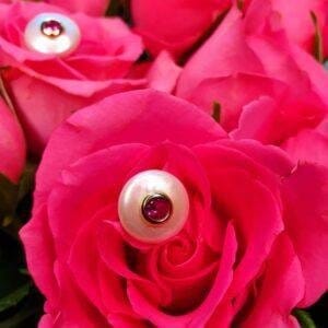 ZOE Baroque Natural Pearl Flat Stud Earrings with Cubic Zirconia<span> - </span>Red