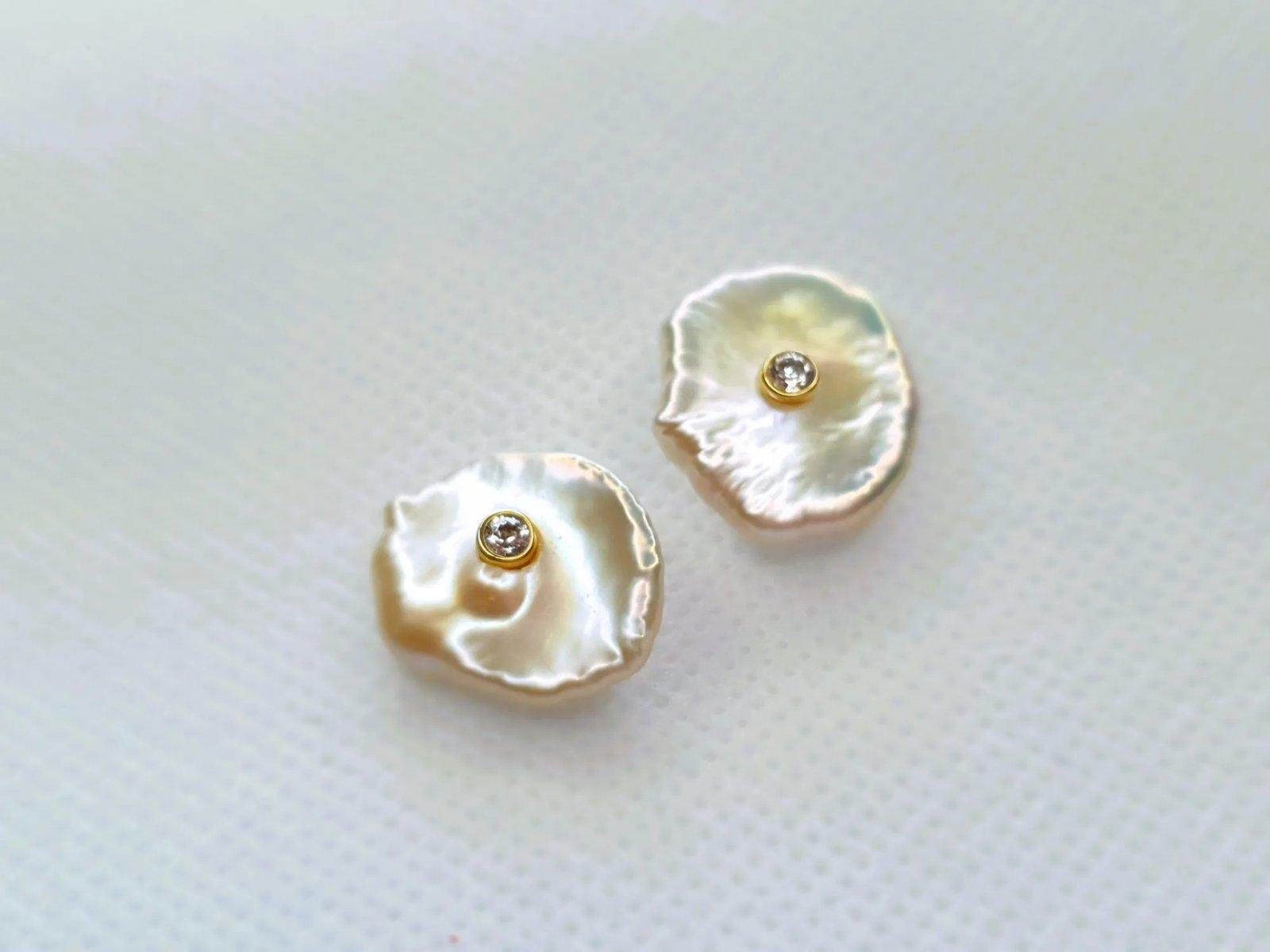 LINDA Baroque Natural Pearl Flat Stud Earrings with CZ - Εικόνα 4