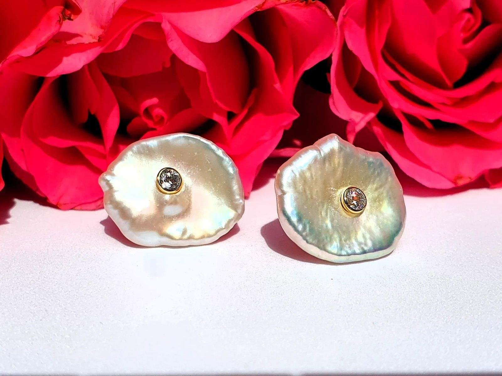 LINDA Baroque Natural Pearl Flat Stud Earrings with CZ - Εικόνα 2
