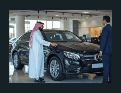 يقوم مستشار مبيعات سيارات سعودي بعرض سيارة فاخرة على عميل يزور وكالة بيع السيارات