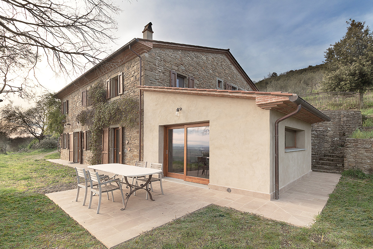 vista esterna del fronte principale del casolare toscano ristrutturato in bioedilizia