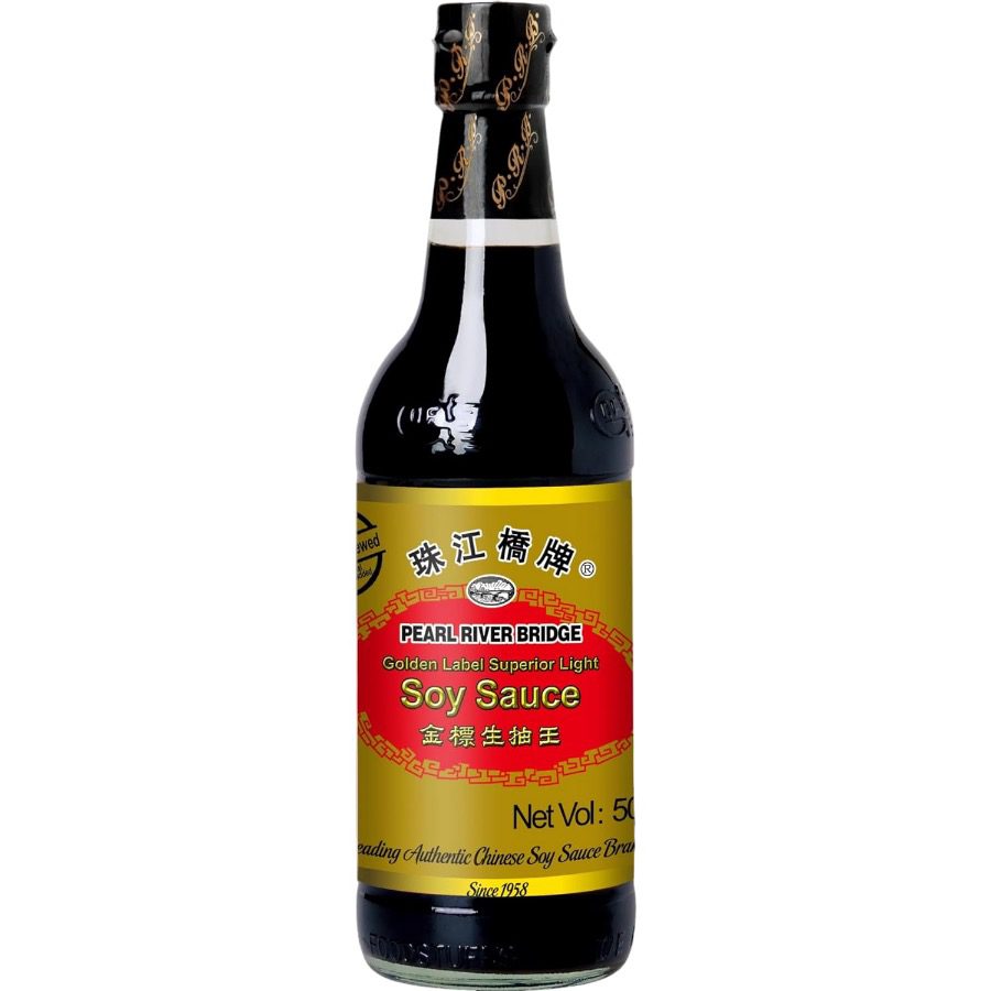 Asiatischer Lebensmittelladen, Sojasauce Flasche, 500ml, goldene Etikett.